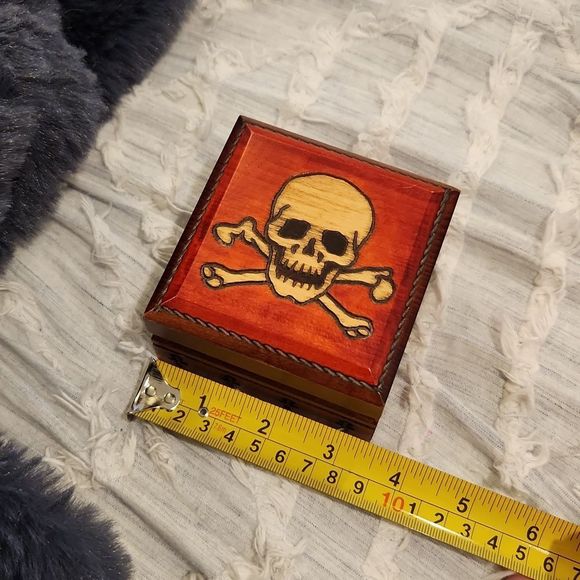 Skull and cross bones wooden trinket box! - Picture 7 of 8